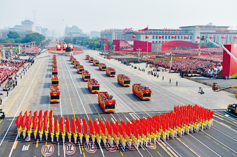2019年10月1日上午，庆祝中华人民共和国成立70周年大会在北京天安门广场隆重举行。这是“致敬”方阵。 新华社记者 徐昱/摄