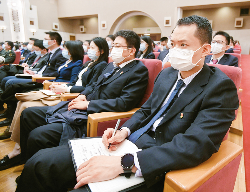 2021年3月16日，党史学习教育中央宣讲团首场报告会在京举行，图为参会人员在听报告。 新华社记者 陈晔华/摄